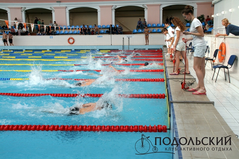 Инструкторы и клиенты клуба на чемпионате по плаванию в категории "Мастерс". 
